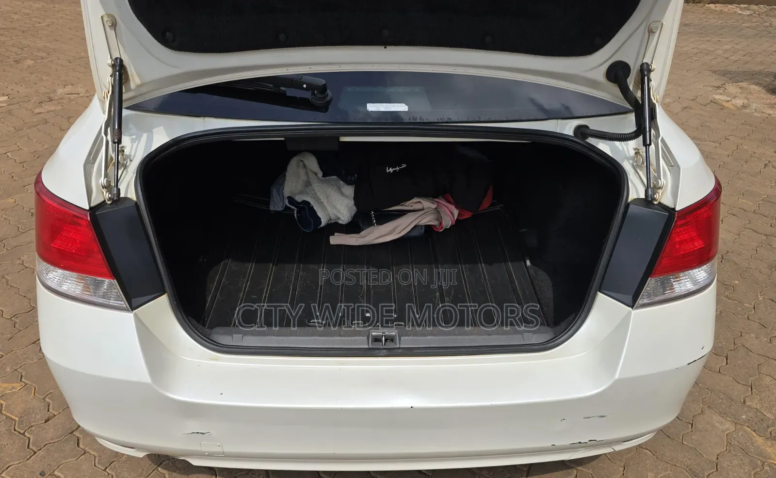 Subaru Legacy 2.5i Limited Sedan 2012 White