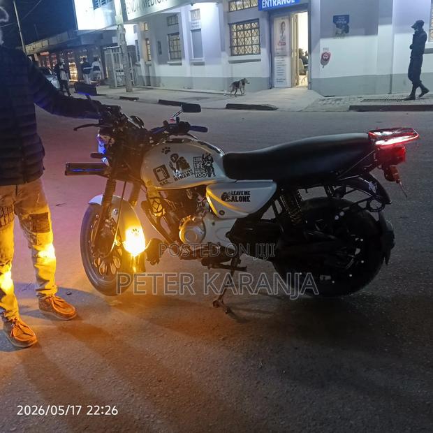 Bajaj Boxer 2022 White - thumbnail 2