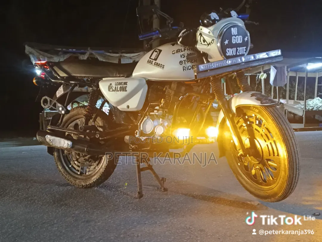 Bajaj Boxer 2022 White