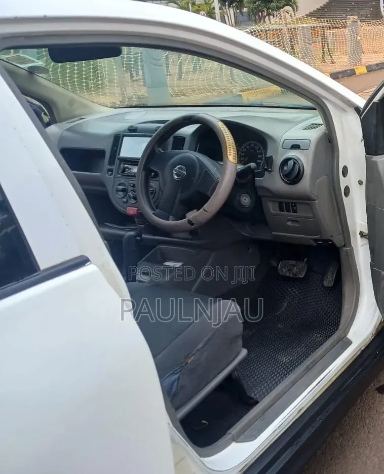 Nissan Advan 2004 White