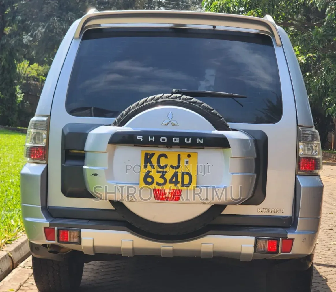 Mitsubishi Pajero 2010 Silver