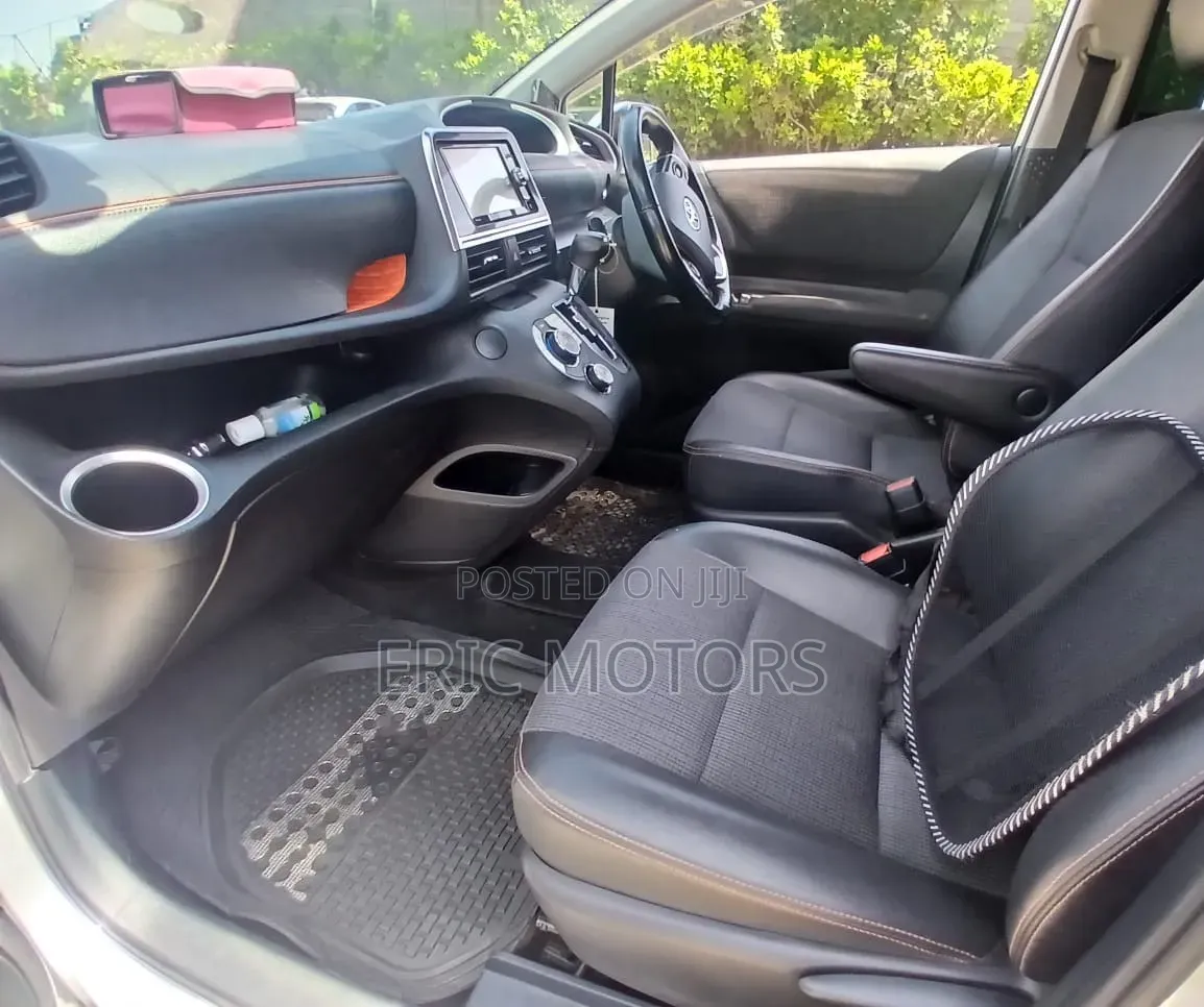 Toyota Sienta 2018 Silver