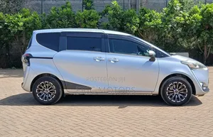 Toyota Sienta 2018 Silver