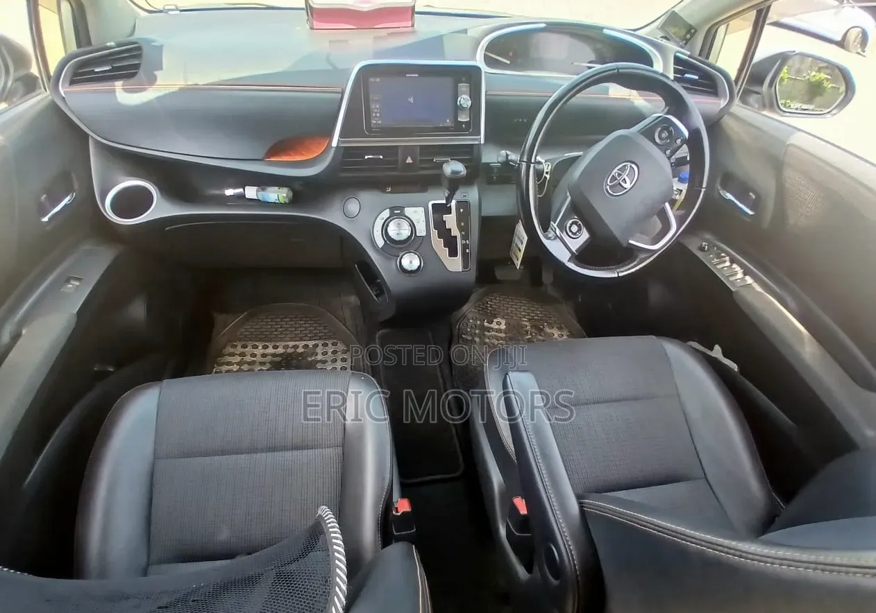 Toyota Sienta 2018 Silver