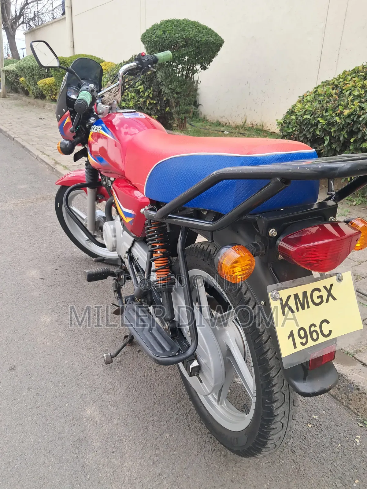 Bajaj Boxer 125 2025 Red