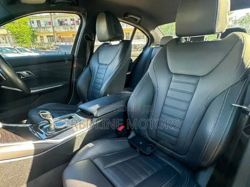 BMW 320i Sedan RWD 2019 Blue