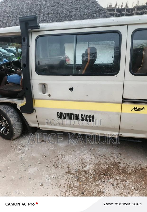 Nissan Caravan (Urvan) 2012 White - thumbnail 3