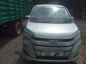 Toyota Noah 2018 Silver