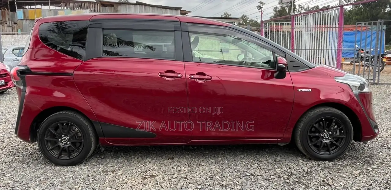 Toyota Sienta 2019 Red