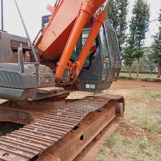 Hitachi Zaxis 220 Excavator - thumbnail 2