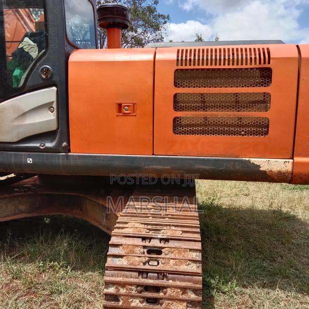 Hitachi Zaxis 220 Excavator - thumbnail 4