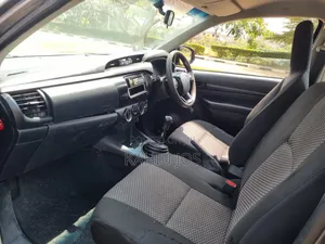 Toyota Hilux 2023 Gray