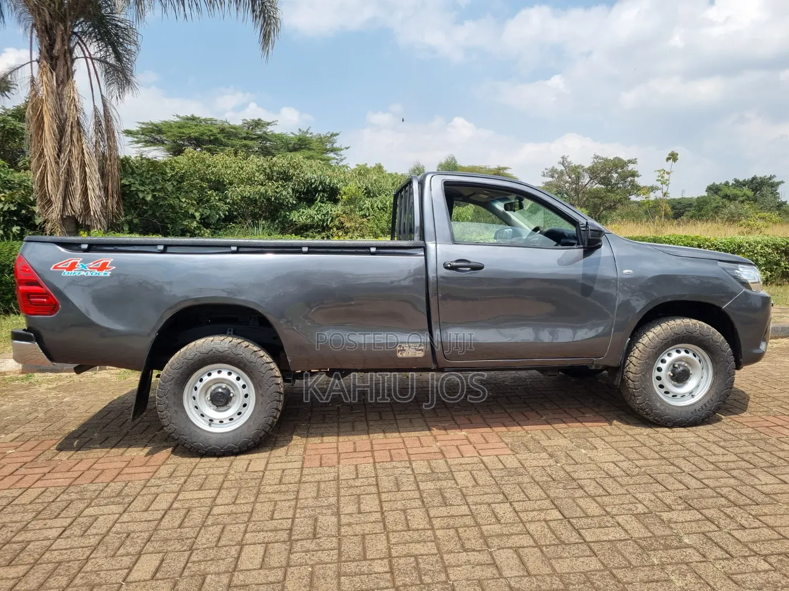 Toyota Hilux 2023 Gray