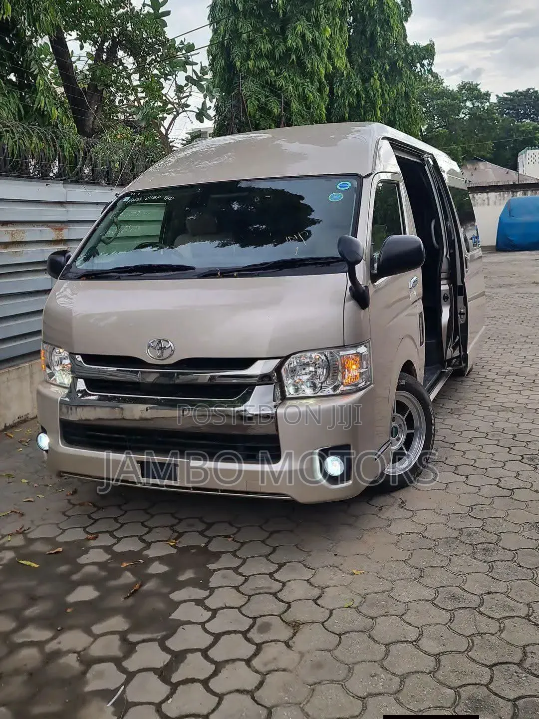 Toyota HiAce 2021 Gold