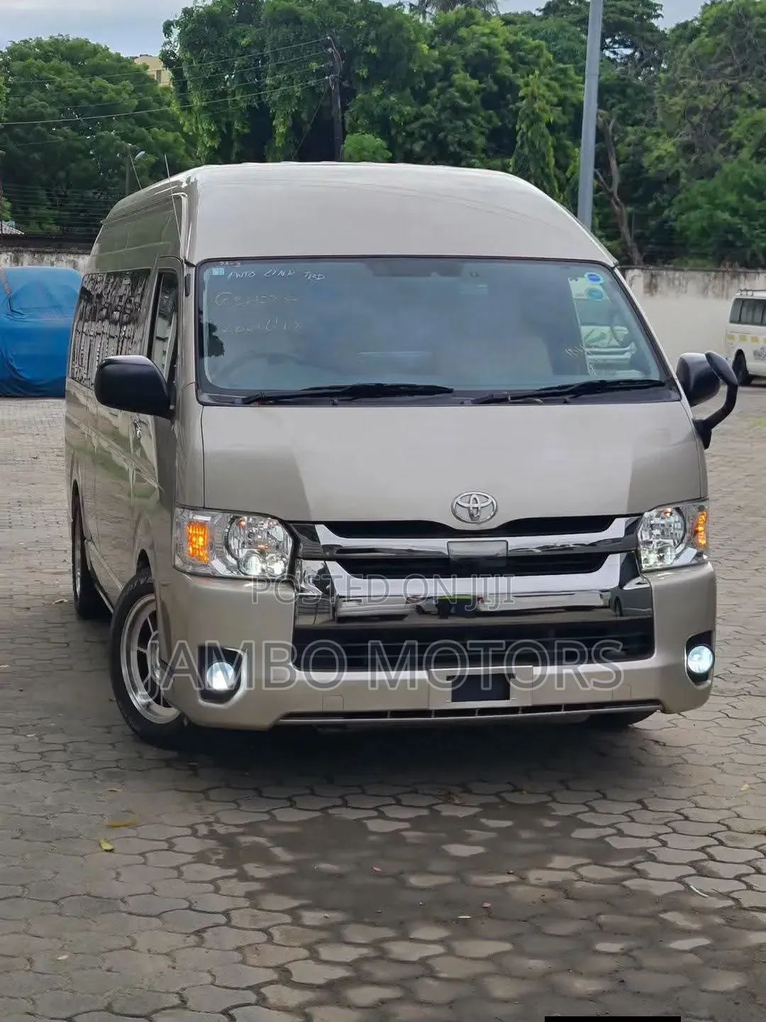 Toyota HiAce 2021 Gold