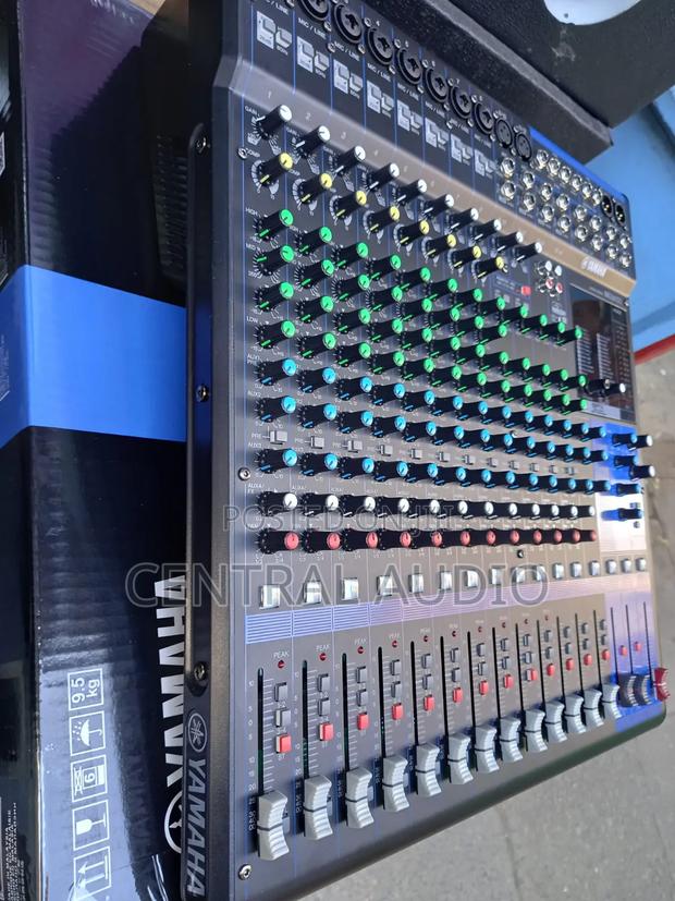 16xu Yamaha Plain Mixer