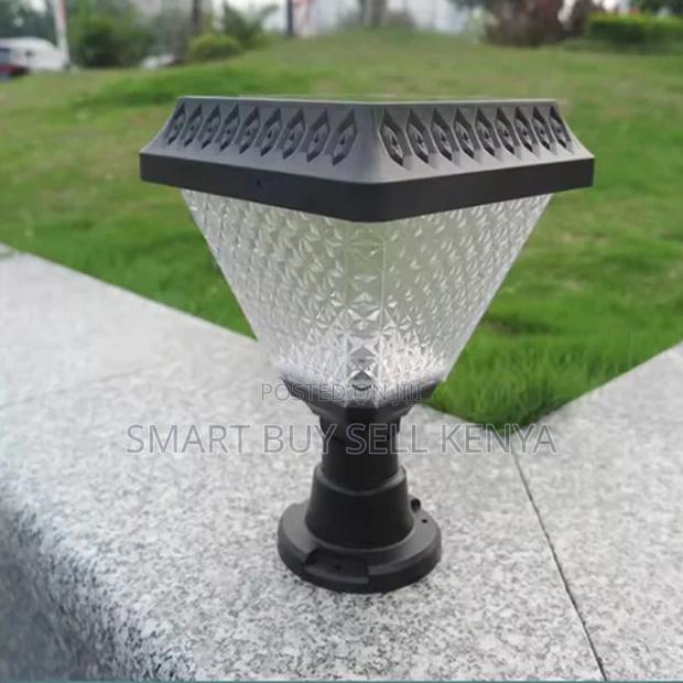 Low Maintenance Outdoor Garden Light Main Gate Post Solar Light Lamp