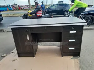 1.4m Office Desk With Pedestal