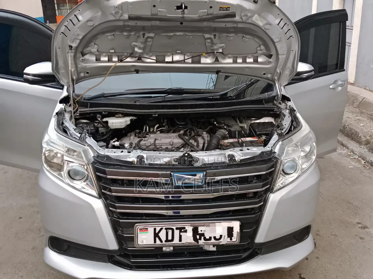 Toyota Noah 2018 Silver