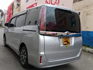 Toyota Noah 2018 Silver
