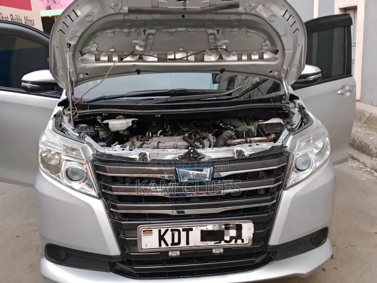 Toyota Noah 2018 Silver