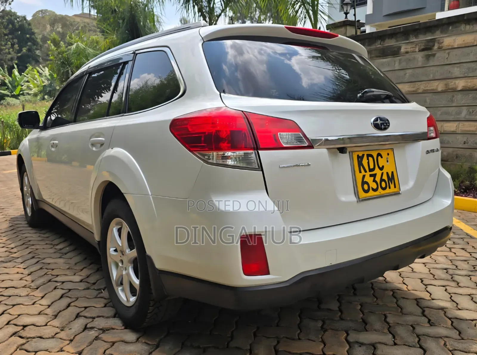 Subaru Outback 2.5i 4dr Wagon AWD (2.5L 4cyl 6M) 2014 White