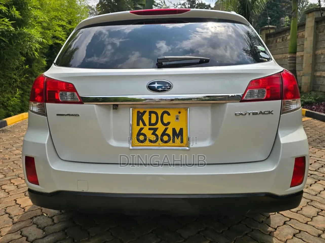 Subaru Outback 2.5i 4dr Wagon AWD (2.5L 4cyl 6M) 2014 White