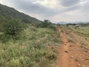 5 Acres Thigio / Ndiuni 5 Acres Touching Tarmac