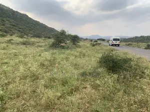 5 Acres Thigio / Ndiuni 5 Acres Touching Tarmac
