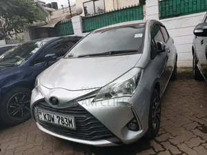Toyota Vitz 2017 Silver