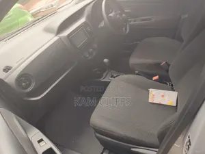 Toyota Vitz 2017 Silver
