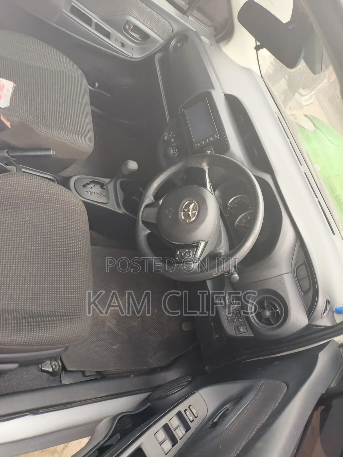 Toyota Vitz 2017 Silver