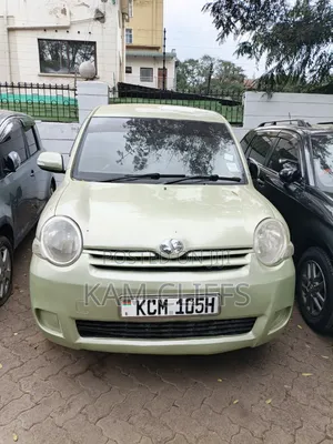 Toyota Sienta 2010 Green