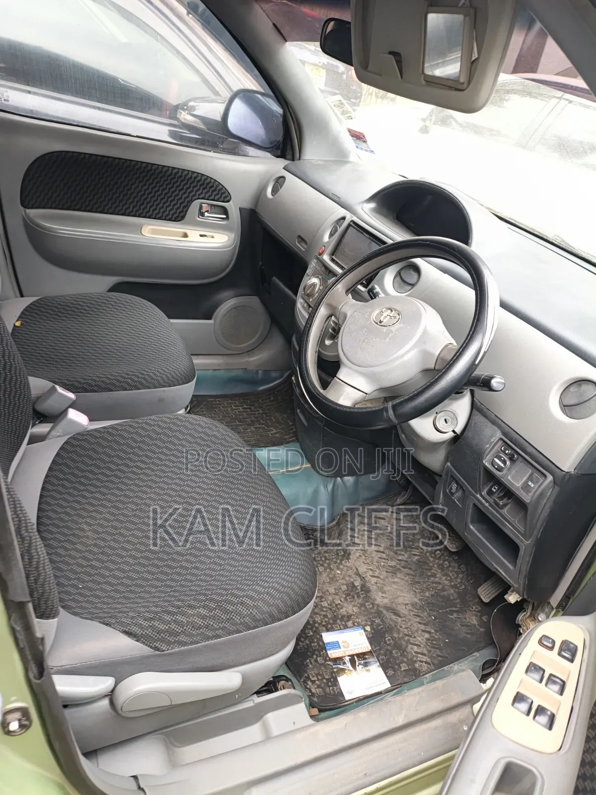 Toyota Sienta 2010 Green