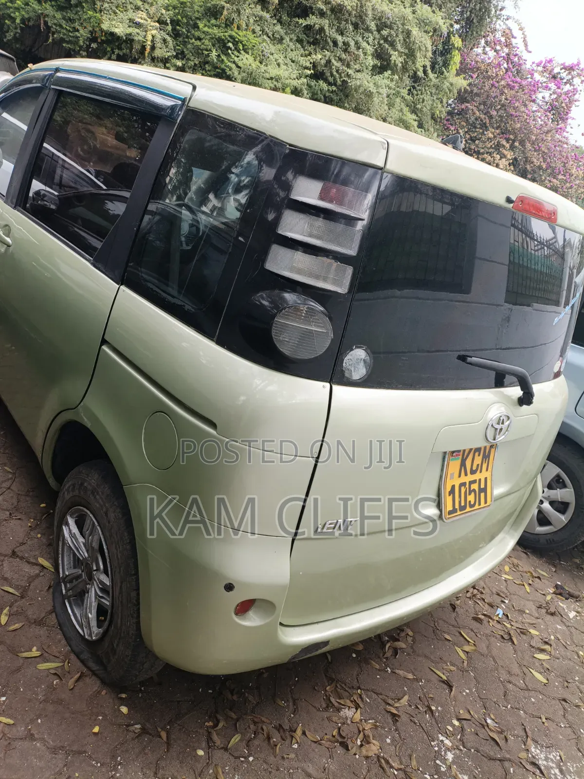 Toyota Sienta 2010 Green