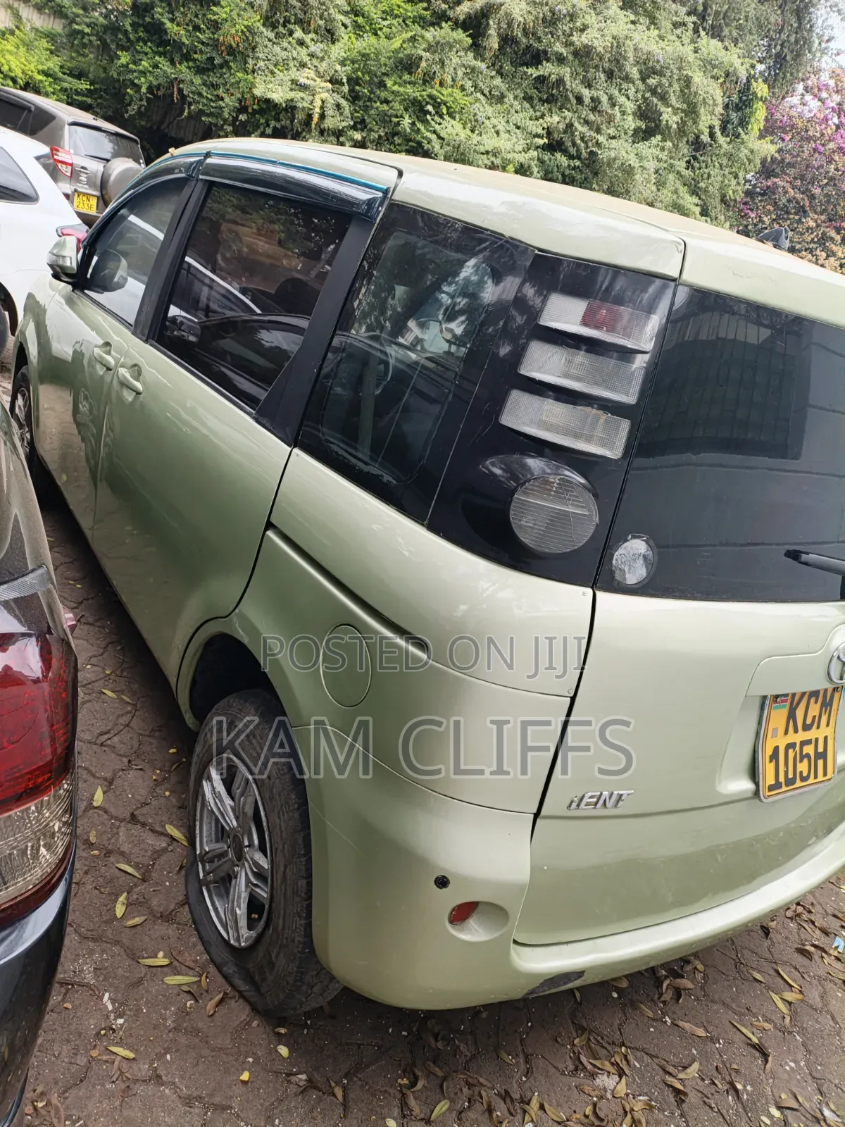 Toyota Sienta 2010 Green