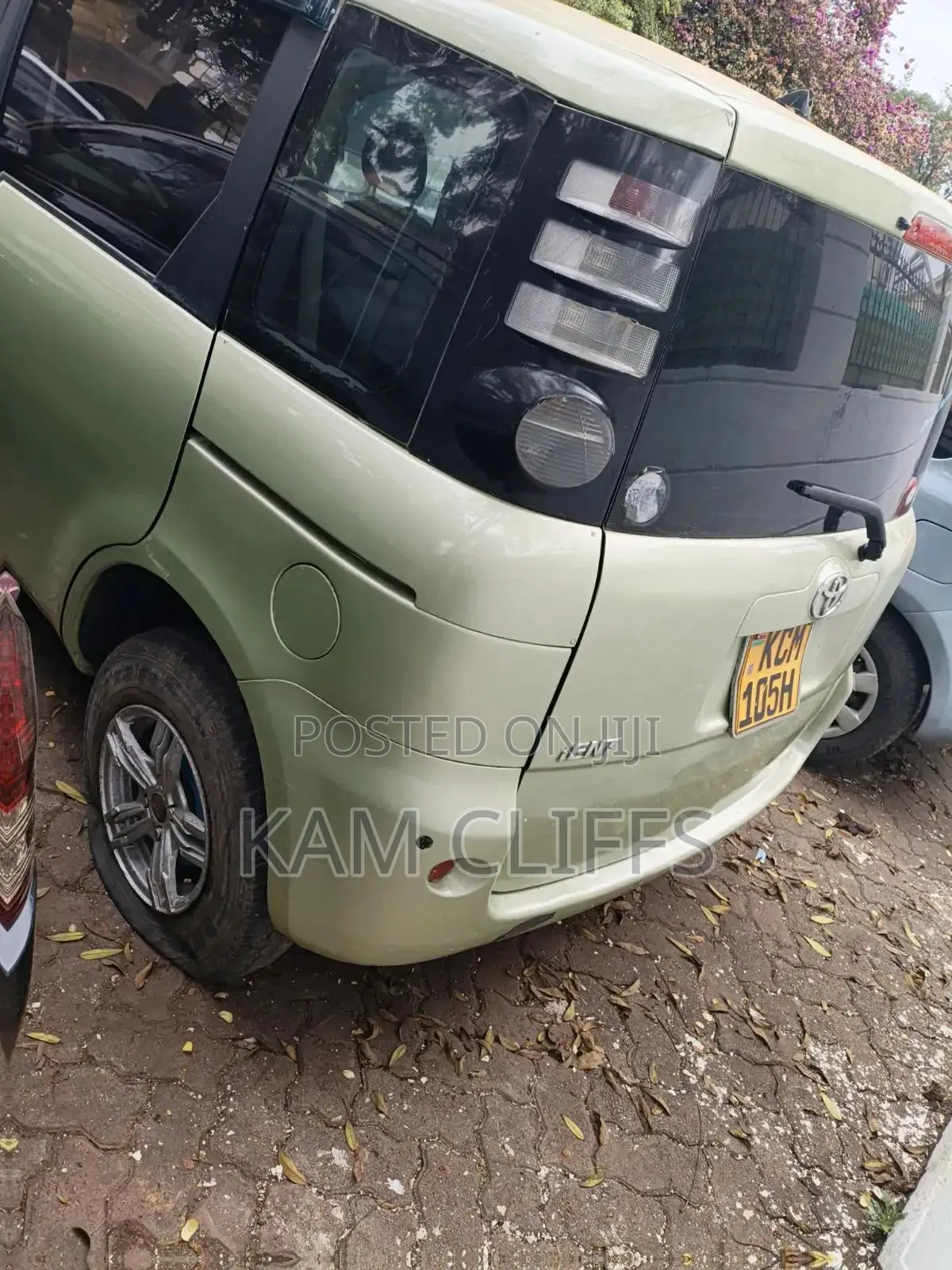 Toyota Sienta 2010 Green