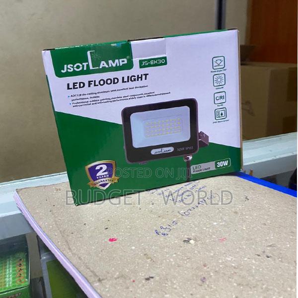 Jsot Heavy-Duty 30w Led Floodlight – Outdoor Lighting for All Seasons