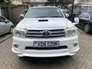 Toyota Fortuner 2010 Pearl