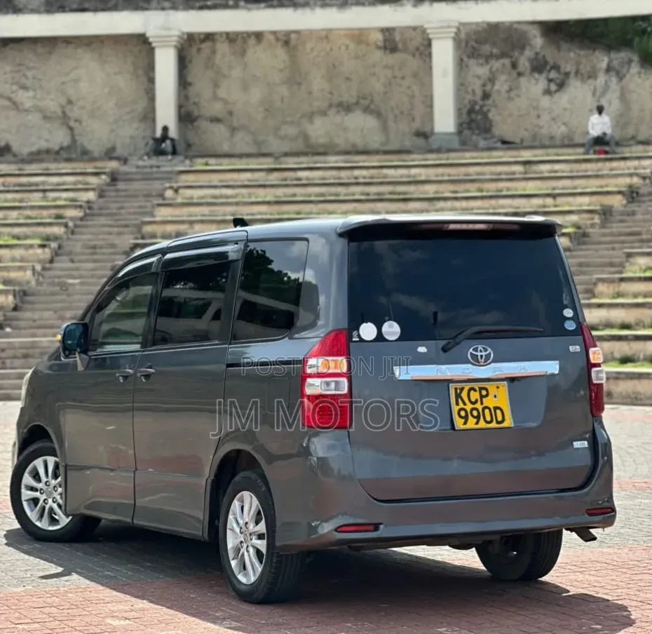 Toyota Noah 2011 Gray