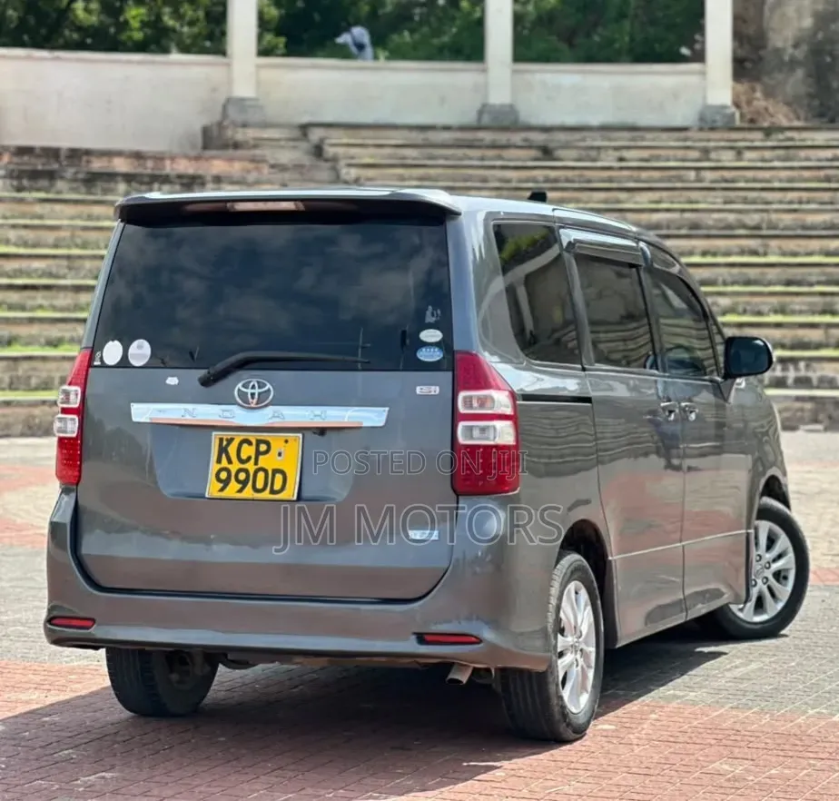 Toyota Noah 2011 Gray