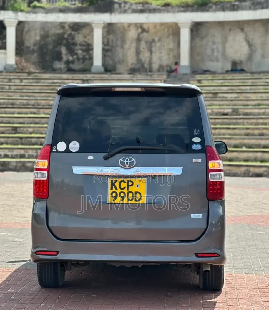 Toyota Noah 2011 Gray