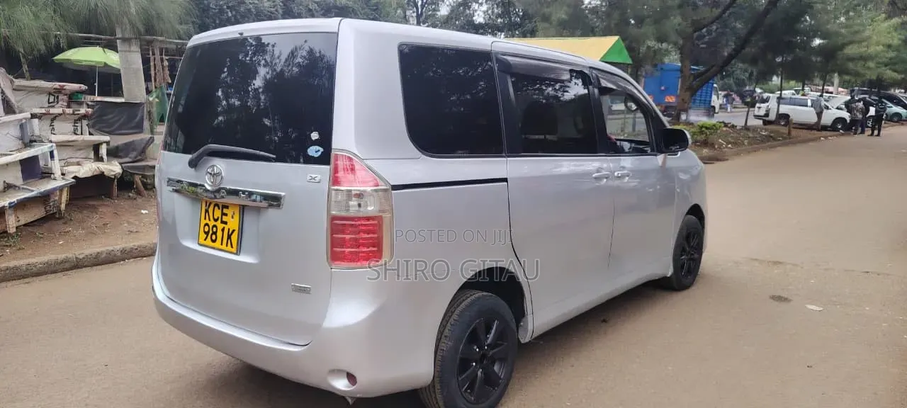 Toyota Noah 2008 Silver