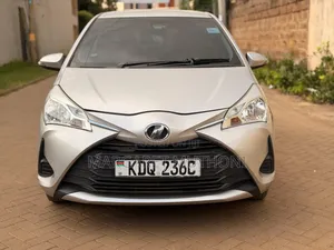 Toyota Vitz 2017 Silver