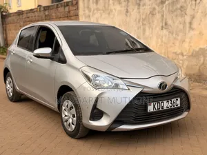 Toyota Vitz 2017 Silver