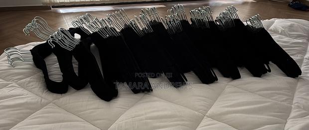 150 Black Velvet Hangers - thumbnail 2
