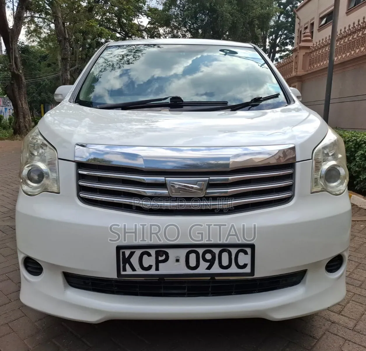 Toyota Noah 2012 White