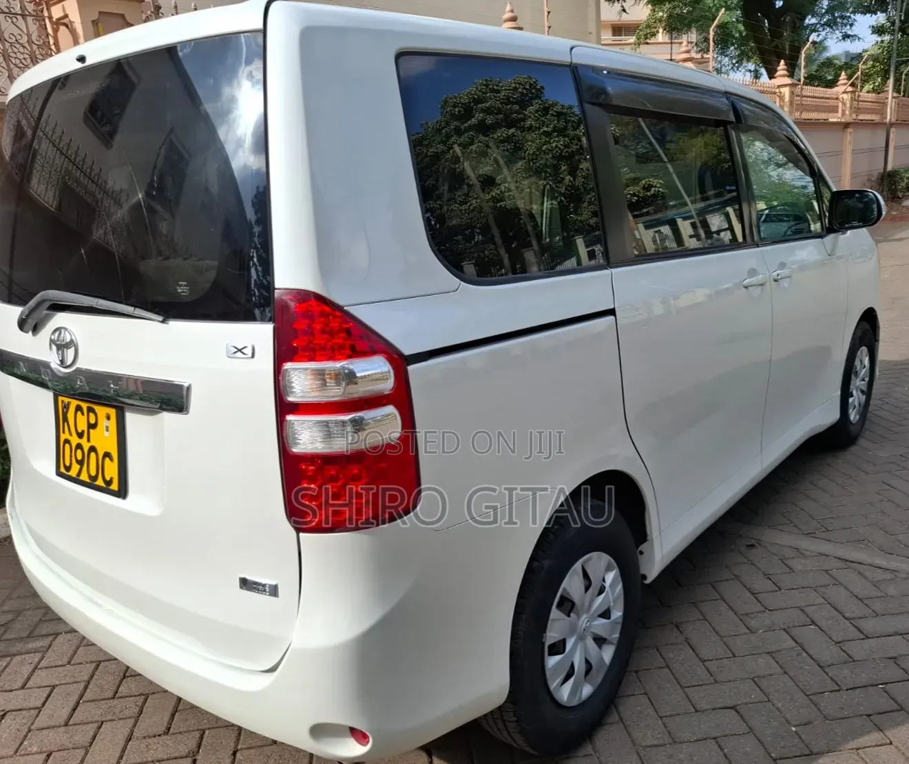 Toyota Noah 2012 White