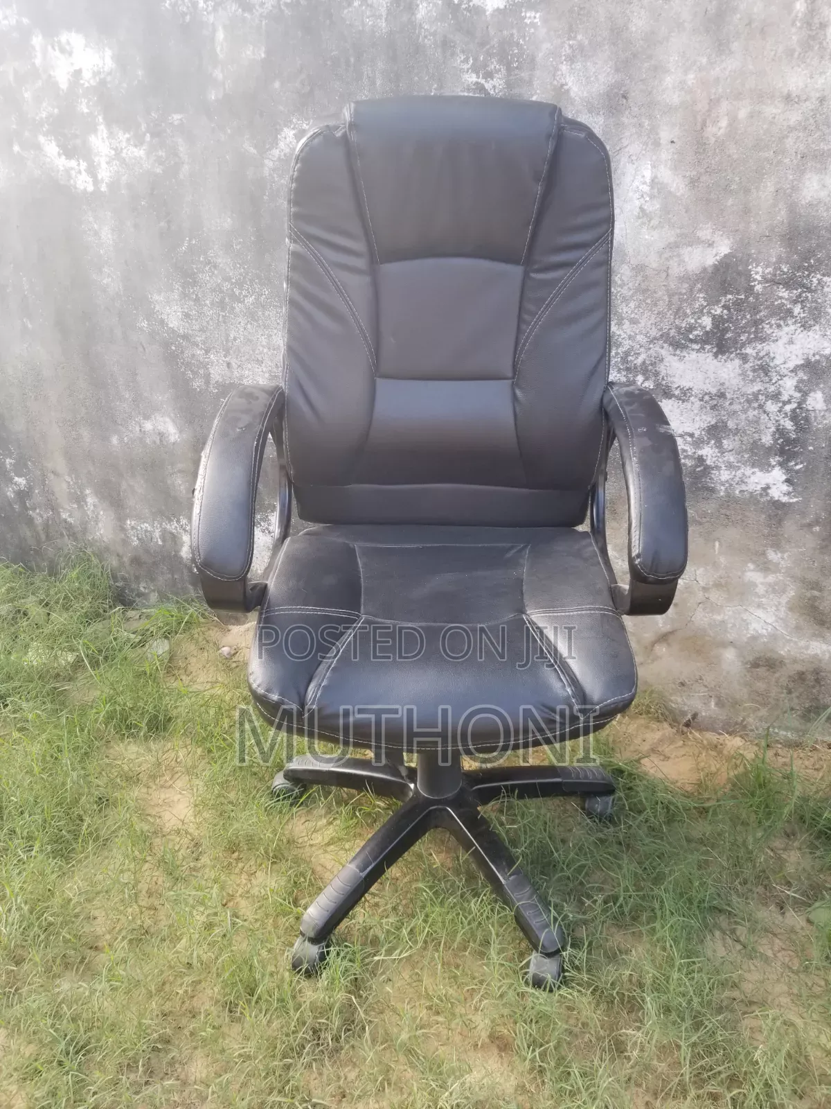 A Comfortable Black Office Leather Seat
