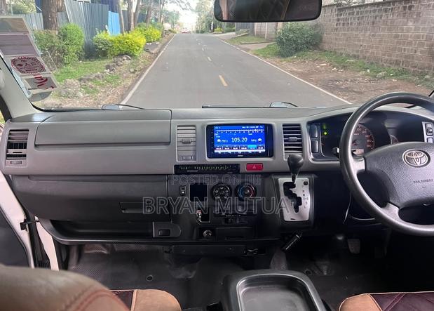 Toyota HiAce 2014 White - thumbnail 4
